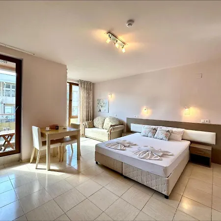 Bay - Menada Apatments 포마리